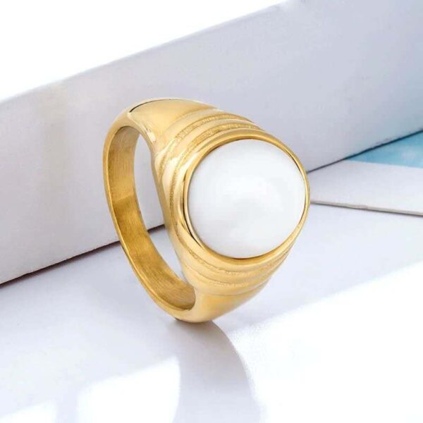 Ring with gemstine